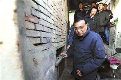 昨天，李克強看望包頭北梁棚戶區(qū)居民。新華社發(fā)